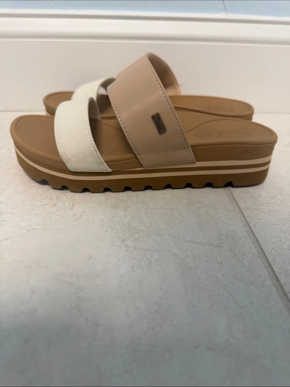 Reef Cushion Vista - Size 7- Beige and White - Picture 6 of 7